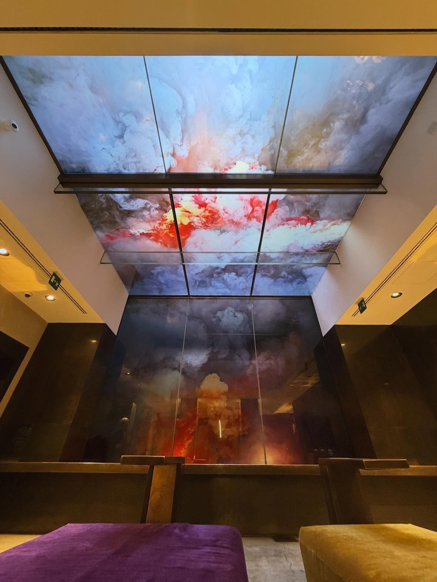 Allestimento realizzato da Grafix Milano: soffitto stampato in un hotel