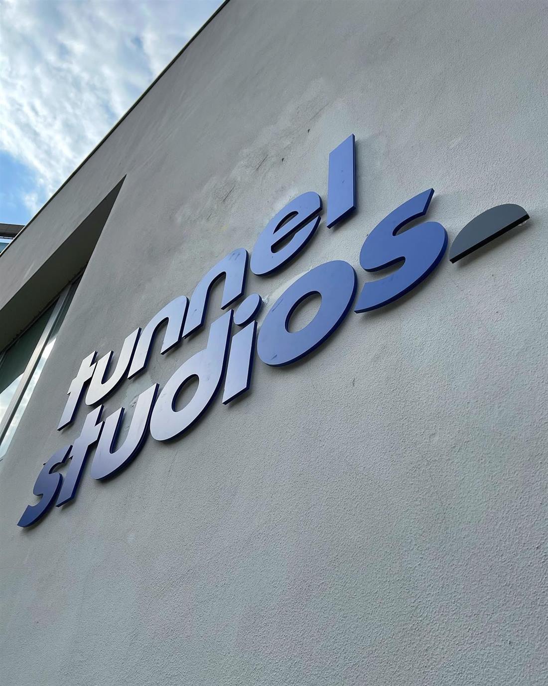 Insegna in lettere a rilievo